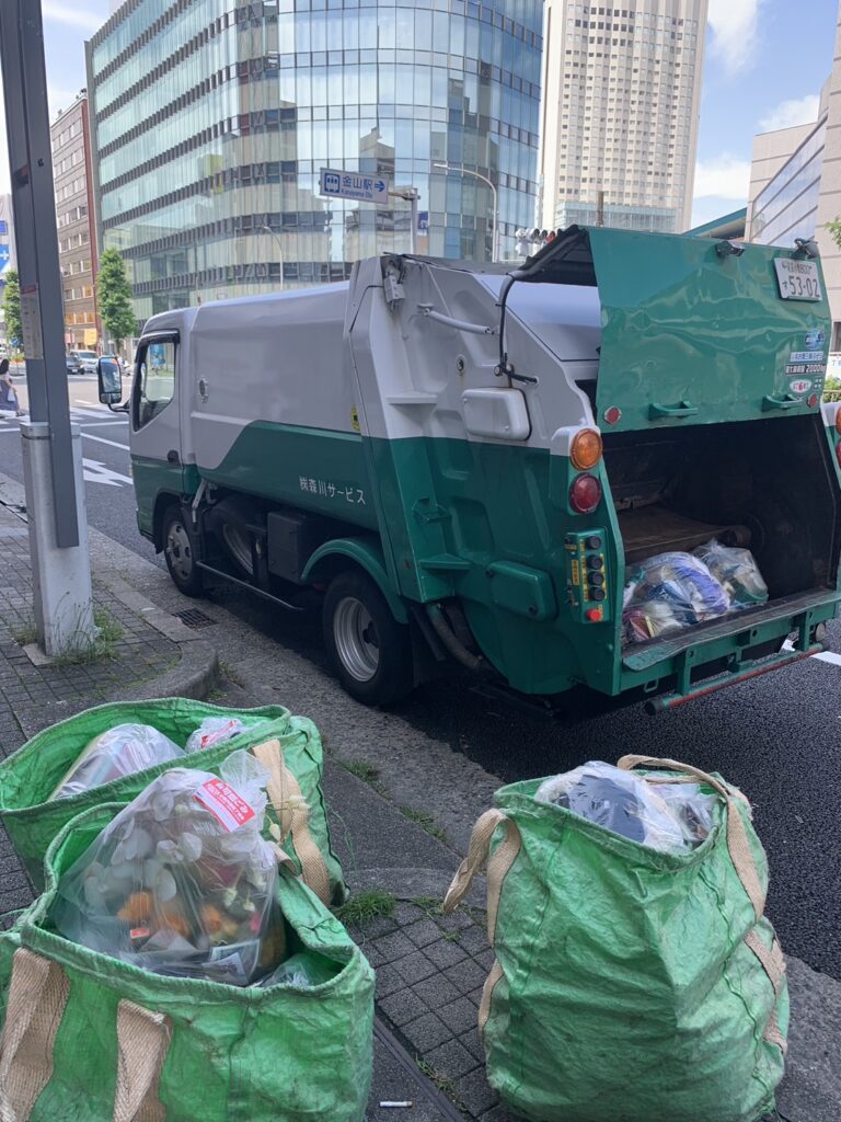 一般廃棄物収集運搬の収集車と市の認定シールが貼ってある一般廃棄物の写真