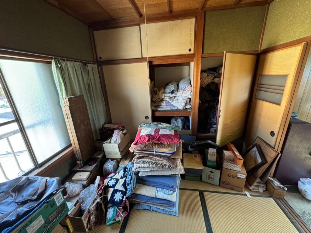 三重県遺品整理戸建ての片付け寝室の布団や座布団の仕分け積み込み作業