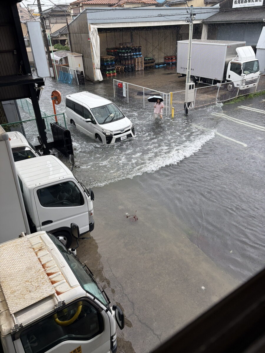 本社前の大雨