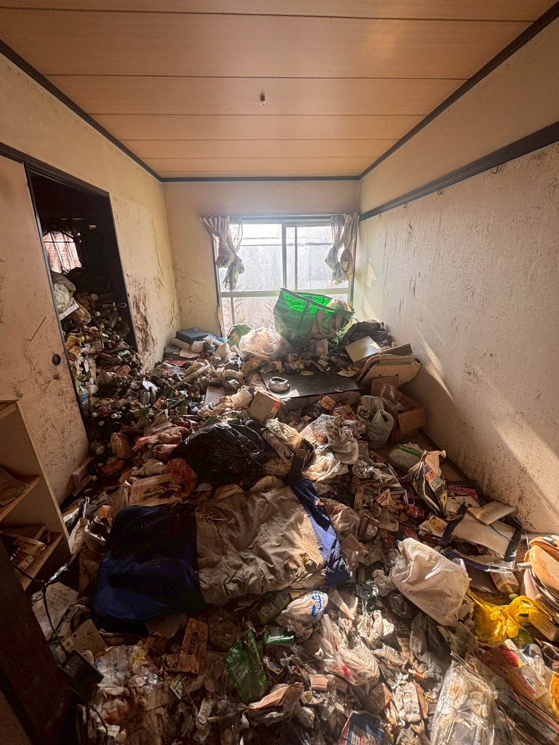 愛知県東海市　ゴミ屋敷・作業前